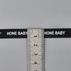 En stock blanco y negro 1 cm letras inglesas impresas banda elástica en el borde del cuello de la espalda tira del borde del cuello de la espalda suéter de manga corta para niños