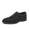 Sapatos masculinos de couro novos transfronteiriços, sapatos casuais formais de negócios, mocassins Oxford com brogue em camurça, sapatos masculinos de tamanho grande