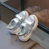 Zapatos Deportivos de Marco para Niños Zapatos Huecos Transpirables Verano 2025 Zapatos Antideslizantes de Suela Suave para Niñas Medianas y Grandes de Punta Cerrada