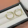 Brincos Retro de Luxo Leve com Micro-Incrustação de Zircônia para Mulheres, Simples e Modernos, Brincos de Alto Padrão com Design de Nicho e Acessórios de Orelha Fragmentados de Prata