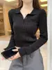 Blusa de tricô com gola polo e mangas compridas na cor damasco, estilo coreano, para mulheres, projetada para primavera e outono, caimento justo, comprimento curto, top único e bonito para o início do outono