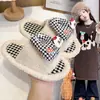 Pantufas Fofas de Pelúcia Xadrez para Crianças 2026 Outono e Inverno Novas Pantufas de Algodão Pelúcia Quentes Antiderrapantes para Casa