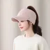 Gorra tejida de pico de pato de moda estilo coreano para mujer, adecuada para otoño e invierno, con protección para las orejas, cálida, hace que la cara se vea más pequeña, se puede usar con cola de caballo, gorro tejido de punta abierta