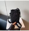 Bolso Pequeño Simple Transfronterizo Tela de Nylon Simple Casual Ligero Bolso Cubo para Teléfono Móvil Cierre de Cordón Cierre de Cordón Bolso de Hombro Cruzado