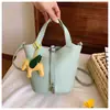 2026 Verano Estilo Coreano Moda Bolso de Cubo de Mano para Mujer Bolso de Hombro Simple Elegante Bolso Cruzado de Nicho para Mujer