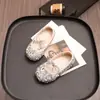 Sapatos de couro pequenos de princesa para crianças meninas de 3 a 6 anos sapatos de uso único moda lantejoulas sola macia sapatos de couro pequenos meninas sapatos de uso único primavera estilo coreano