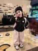 Conjunto de baseball infantil, nova coleção outono/inverno 2026, jaqueta quente com zíper e calça de moletom esportiva grossa, conjunto de duas peças para meninas