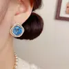 Brincos Exclusivos e Modernos de Luxo Leve Estilo Francês com Cristais Azuis Quadrados Rodeados por Zircônias, Únicos e Versáteis com um Toque de Alto Padrão