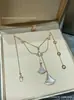 Collar Baojia de Ágata Negra Natural en Forma de Abanico Pequeño Versión de Alta Gama V-Gold con Chapado en Oro de 18 Quilates e Incrustaciones de Diamante, Cadena para Clavícula Finamente Tallada en CNC