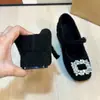 Sapatos Mary Jane com Elevação Interna Strass Veludo Preto Baixos para Mulheres Outono e Inverno 2025 Estilo Noturno Sapatos Peludos para Mulheres Roupa de Inverno para Exterior