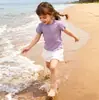 Ropa de Verano para Niñas Estilo Coreano HD Tops Versátiles de Rayas con Borde Volanteado para Niños Pequeños y Niños Pequeños Dulces Camisetas de Manga Corta con Colores de Caramelo