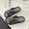 Sandálias e Chinelos Femininos Verão Roupa Externa 2025 Novas Sandálias Planas de Praia Estilo Nacional Face Macia Chinelos Estilo Chanel para Gestantes