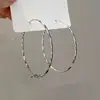 Brincos de argola grandes com pino de prata S925, design estiloso, novos brincos de metal da moda e versáteis para mulheres, brincos de argola lisos populares online
