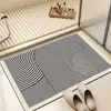 Alfombrilla de suelo para baño estilo crema transfronteriza al por mayor absorción de agua secado rápido resistente a la suciedad antideslizante cojín de tierra de diatomeas alfombrilla para pies