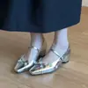 Zapatos planos decorativos de punta cuadrada con una sola tira y parte superior de piel, Zapatos planos de punta poco profunda 2026 para mujer, Nuevo diseño de estilo francés para otoño con flores de pedrería