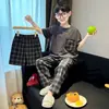 Nuevo Estilo Conjunto de Pijama de Verano para Niños con Mangas Cortas y Pantalones Largos, Ropa de Casa tipo Algodón para Niños Grandes, Conjunto Delgado de Tres Piezas para Niños