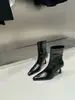 Botas de Bico Fino Botas Curtas para Mulheres 2025 Outono e Inverno Novas Botas Curtas Europeias e Americanas para Mulheres Botas de Salto Alto Stiletto Design Botas Slim