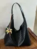 Bolsa de mano de gran capacidad de color liso, nueva bolsa de hombro retro de moda para el verano 2026, bolsa de axila de moda para el trabajo y los desplazamientos