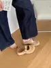 Sandálias casuais femininas com sola grossa, estilo slip-on, com biqueira fechada, apresentando cabedal em couro, adequadas para o outono de 2026, feitas com um material versátil de borracha e microfibra.