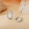 Pendientes de Otoño e Invierno 2024 Moda Elegantes Estéreo de Gama Alta Hebilla de Oreja Hilo Retorcido Anillo Liso Acero de Titanio Femenino con Estilo