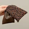 Exquisita pinza de tiburón que hace que el cabello luzca más voluminoso, pinza de pelo a cuadros versátil de lujo ligero para mujer, elegante pinza de garra triangular estilo coreano, pinza de pelo retro