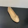 Zapatos de Salón Bajos Redondos Estilo Francés Inspirados en Chanel con Bloques de Color para Mujer, Nuevo Modelo de Primavera, Versátiles Zapatos Negros para Ir al Trabajo con Lazo