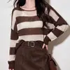 Nueva colección otoño/invierno: un suéter de punto para mujer de estilo relajado, con bloques de color marrón chocolate y blanco, de rayas anchas, cuello redondo, corte holgado, estilo 10823