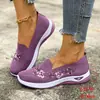 Sapatos de Tecido Retro Étnico Respiráveis de Malha para Primavera e Verão, Estilo Antigo de Pequim para Mulheres, Sapatos Planos para Mães, Sapatos Bordados, Confortáveis