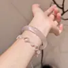 Pulseira de Trevo de Quatro Folhas Rosa com uma Vibe Descolada para Mulheres, Joia Versátil de Alta Qualidade Estilo Ins, Acessório Fashion e Elegante com Fio Ajustável e Contas