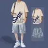 Conjunto casual de verão para homens, conjunto moderno de shorts de manga curta, combinado com uma camiseta jovem para um look de duas peças descolado e estiloso