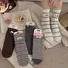Calcetines holgados de tubo recto de cachemira estilo coreano retro para mujer, etiqueta de tela de dibujos animados, bordado, rayas, calcetines para mujer, otoño e invierno, suaves y pegajosos, calcetines de media pantorrilla