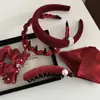 Diadema Roja de Atmósfera de Año Nuevo con un Toque de Lujo, Diadema de Borde Ancho, Exquisito Pasador Triangular para la Parte Trasera de la Cabeza, Accesorio para el Cabello para Mujeres