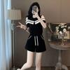 Conjunto de duas peças casual esportivo de rua frito de celebridade da internet para o verão feminino, pequeno, moderno, que reduz a idade, estilo ocidental, ombro a ombro, manga curta, shorts