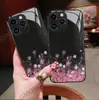 Fondo Negro con Flor de Cerezo Rosa Degradado Estilo Manzana Air Funda de Vidrio Templado para Teléfono para iPhone 17/18 Pro Max