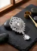 Broche Retro Europeu e Americano com Diamantes Incrustados em Forma de Gota para Mulheres, Pingente de Coroa em Liga Metálica, Acessório Moderno e Requintado com um Toque de Luxo