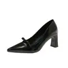 Sapatos de Salto Bloco Bico Redondo Feminino 2026 Novo Couro Patente Bico Baixo Slip-on Versátil Temperamento Sapatos Femininos