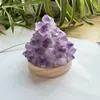 Venta al por mayor del fabricante Racimo de Piedra Cruda de Cristal Natural Lámpara de Noche Flor de Amatista Cama de Grava de Cristal Lámpara de Atmósfera de Mesita de Noche Lámpara de Cristal