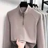Producto principal Otoño/Invierno 2026: Top casual simple para hombre, camiseta con media cremallera, prenda interior deportiva casual de color liso, disponible para venta al por mayor