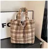 Bolsas de Peluche Transfronterizas para Mujer, Nuevos Bolsos de Hombro Peludos Versátiles Otoño e Invierno 2026, Bolsos Tote para Viajar