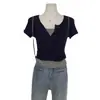 Camiseta Retro Coreana Falsa de Dos Piezas Manga Corta Hombro Derecho para Mujer en Verano Diseño de Nicho Sexy Adelgazante Superior Trendy