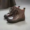 Jiezhou Colección Otoño 2026: Botas Martin Vintage de Punta Dividida en Cuero de Flor Completa, Únicas y Elegantes con Suelas Gruesas y Cremalleras Laterales, Zapatos para Mujer