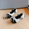 Zapatos de salón de un solo color estilo Chanel para niñas 2025 primavera nuevos zapatos pequeños de cuero con temperamento para niños zapatos de princesa para niña Mary Jane Coreanos