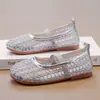 Sapatos casuais simples vazados para meninas, novo modelo primavera/verão 2026, sapatos infantis de couro vazados trançados com sola macia, estilo coreano