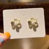Aguja de plata s925 nuevo Xiaoqing micro diamante trébol pendientes de botón lindos moda combinan con todo pendientes de perla de alta calidad pendientes