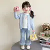 Conjunto Infantil Outono 2026 Novo Estilo Roupas Estilosas e Chiques para Bebês Conjunto de Duas Peças com Cardigã de Tricô e Jeans Infantil