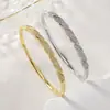 Pulsera retorcida con diamantes completos de venta caliente transfronteriza para mujer, joyería de lujo ligero dorado de alta gama, pulsera abierta, accesorios al por mayor del fabricante