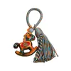 Pingente Chaveiro Cavalo de Balanço Arco-Íris, Pingente de Carro Cavalo de Balanço, Acessório Pingente para Bolsa de Casal Tecido à Mão