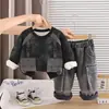 Conjunto de Ropa de Invierno para Bebés Niños Estilo Invierno Forro Polar Engrosado Conjunto de Dos Piezas Bebé Niños Sudadera con Capucha Elegante Tendencia 1-3 Años 4ª Generación Venta al por Mayor