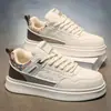 Novos Sapatos Brancos Tendência Masculinos com Solado Macio Sapatos Masculinos Outono 2026 Tendência Versátil Esportivo Casual Tênis de Skate