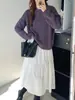 Novos looks de outono e inverno estilo coreano: um suéter de gola redonda, de cor roxo escuro, com modelagem solta e estilo relaxado, perfeito como peça base para mulheres